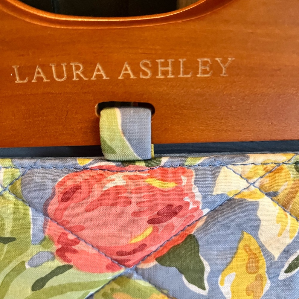 LAURA ASHLEY Quitted FLOWERS SHOULDER BAG -NWT - Picture 4 of 7